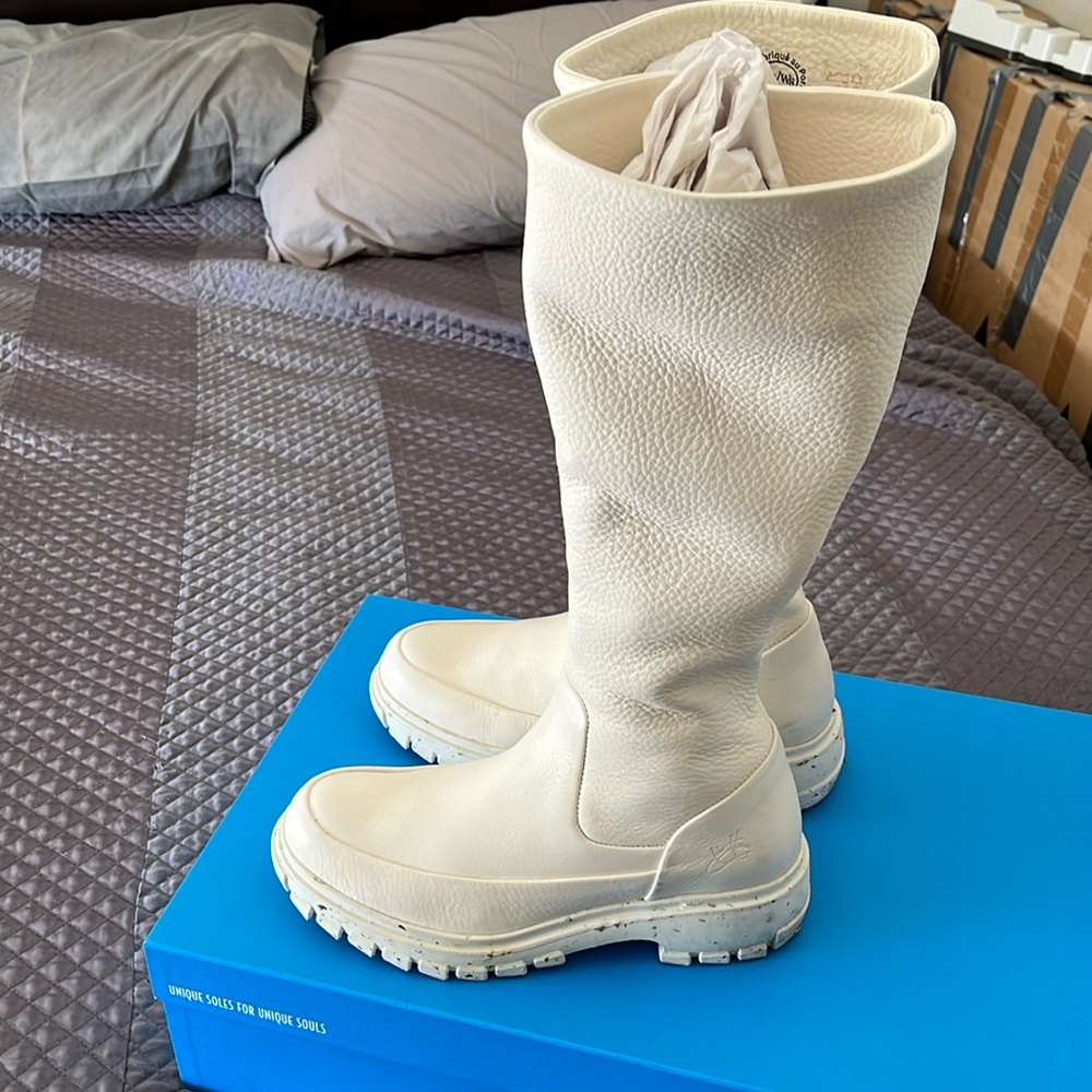 GORGEOUS John Fluevog Samedi high white leather boots